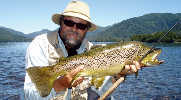 Trucha marrón pescada y devuelta en lago Huechulafquen | Foto: Fontanazza