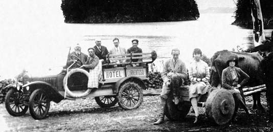 Primo Capraro sentado junto al conductor en Bahía Inalco. Foto: Museo de Villa La Angostura