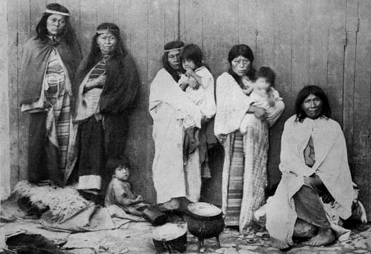 Cautivos en La Plata. De izquierda a derecha, mujeres de caciques Inakayal, Foyel y Ariancu. Margarita y Tafá. Foto: Revista Museo de la Plata.